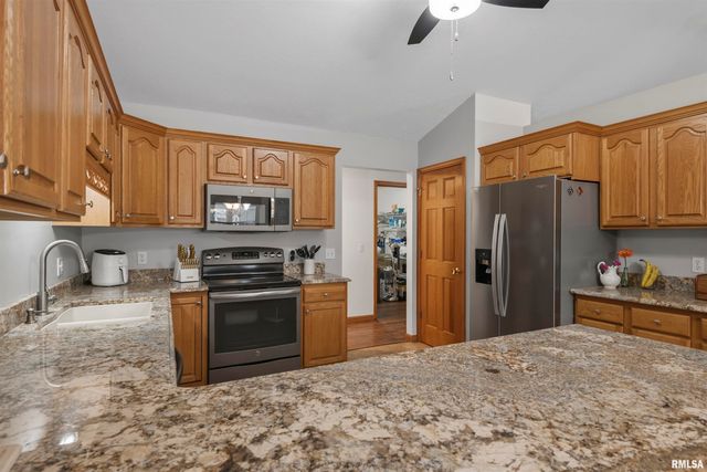 228 Manor Hill Drive, Chatham, IL 62629