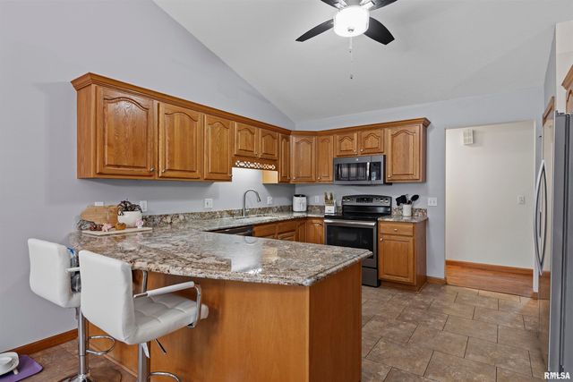 228 Manor Hill Drive, Chatham, IL 62629