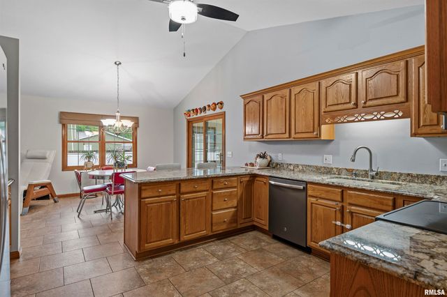 228 Manor Hill Drive, Chatham, IL 62629