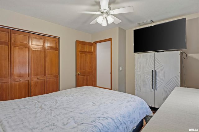 228 Manor Hill Drive, Chatham, IL 62629