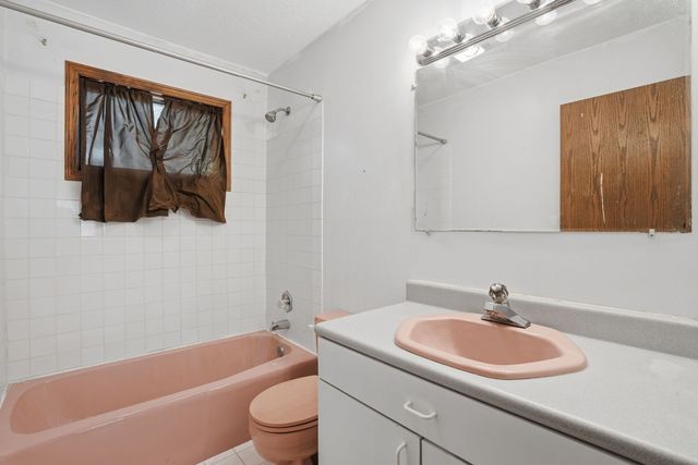 3323 Kimberly Downs Road, Davenport, IA 52807