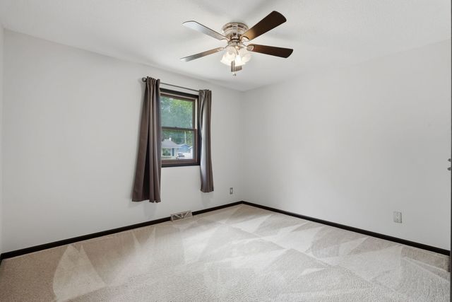 3323 Kimberly Downs Road, Davenport, IA 52807