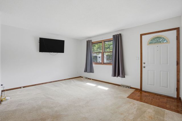 3323 Kimberly Downs Road, Davenport, IA 52807