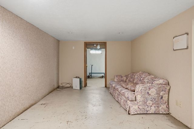 3323 Kimberly Downs Road, Davenport, IA 52807