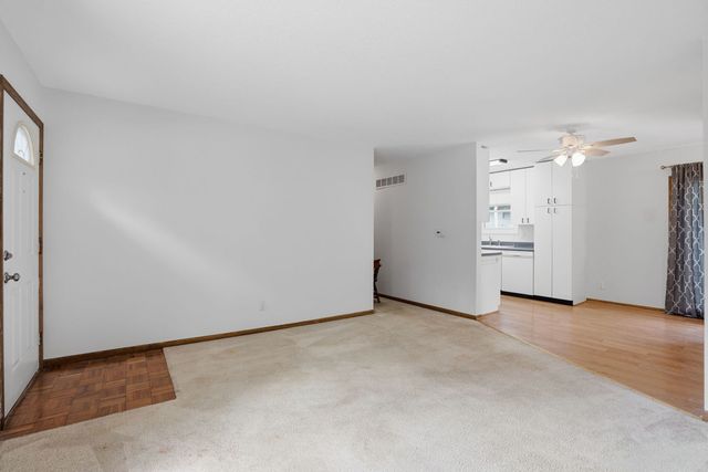 3323 Kimberly Downs Road, Davenport, IA 52807
