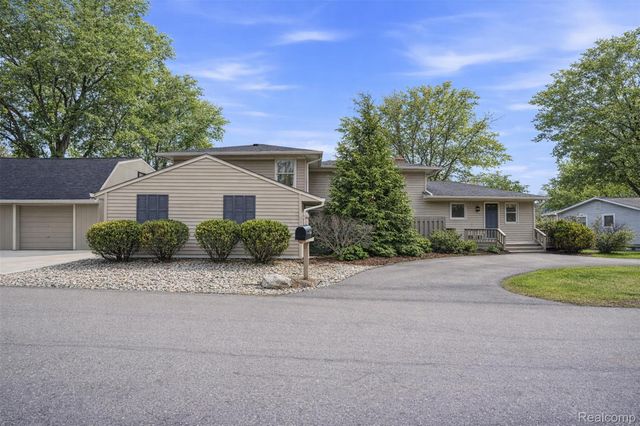 5370 Edgelake Drive, Hamburg Township, MI 48169