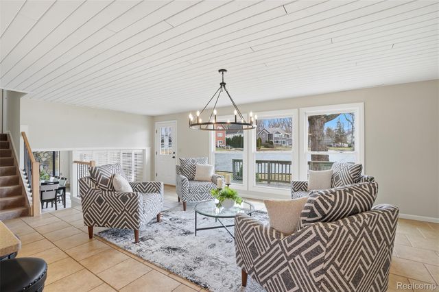5370 Edgelake Drive, Hamburg Township, MI 48169