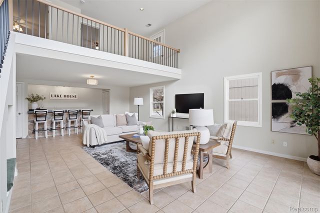 5370 Edgelake Drive, Hamburg Township, MI 48169