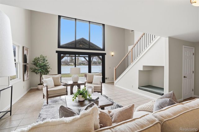 5370 Edgelake Drive, Hamburg Township, MI 48169