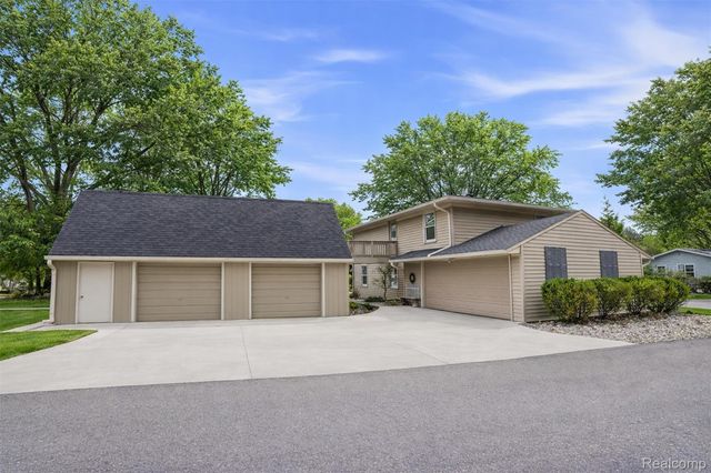 5370 Edgelake Drive, Hamburg Township, MI 48169