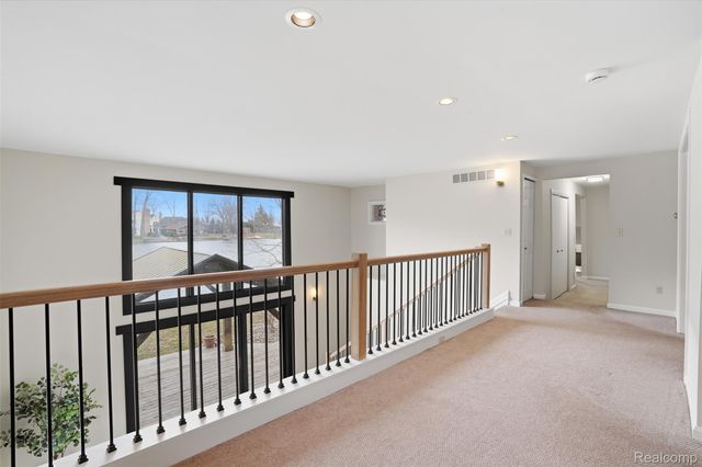5370 Edgelake Drive, Hamburg Township, MI 48169