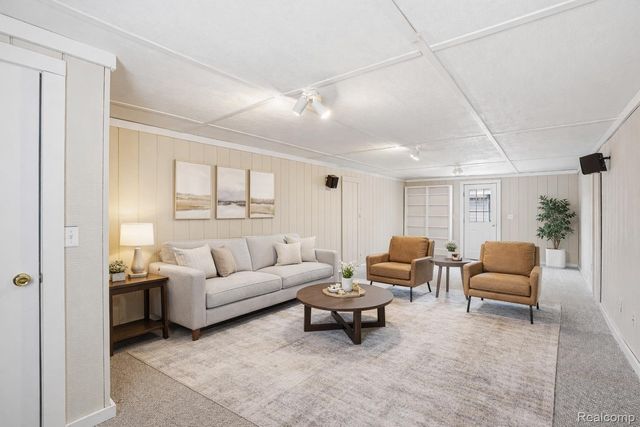 5370 Edgelake Drive, Hamburg Township, MI 48169