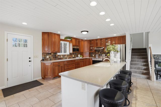 5370 Edgelake Drive, Hamburg Township, MI 48169