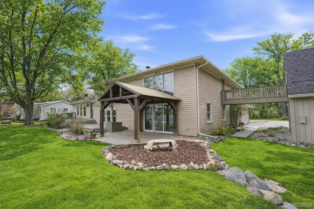 5370 Edgelake Drive, Hamburg Township, MI 48169
