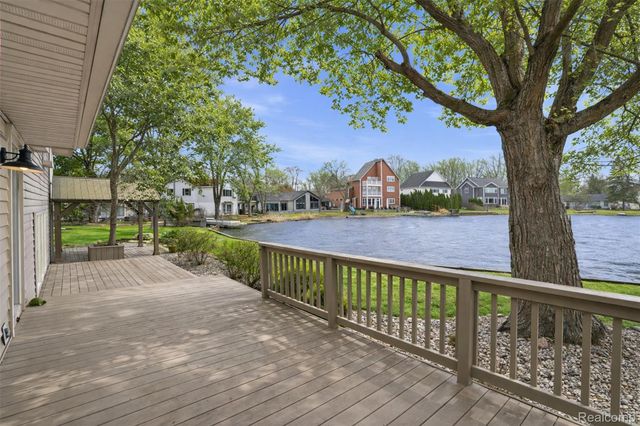 5370 Edgelake Drive, Hamburg Township, MI 48169
