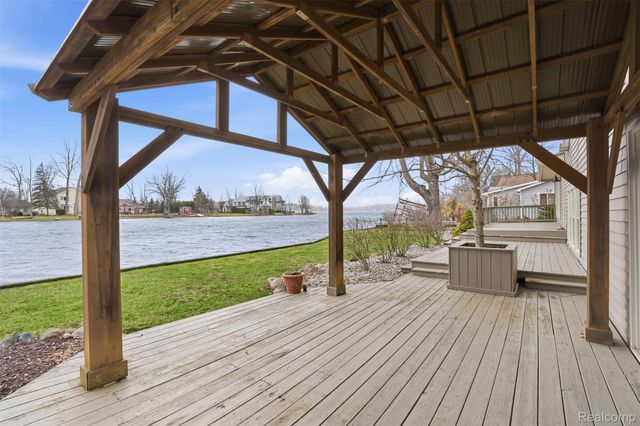 5370 Edgelake Drive, Hamburg Township, MI 48169