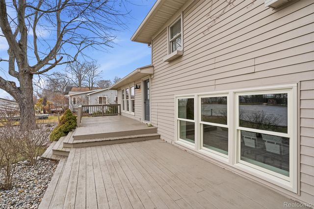 5370 Edgelake Drive, Hamburg Township, MI 48169