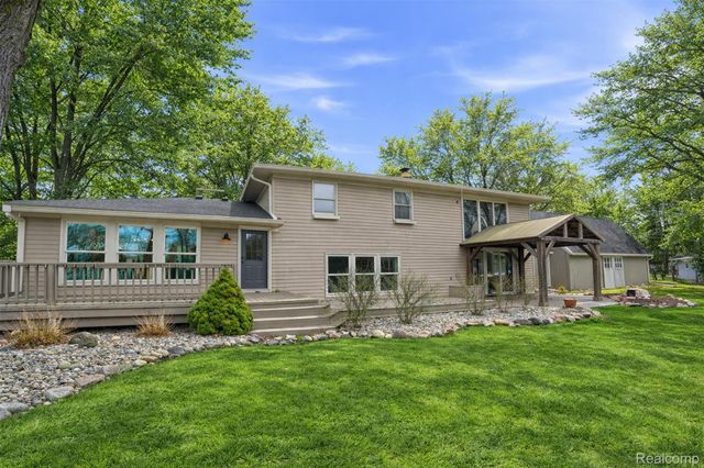 5370 Edgelake Drive, Hamburg Township, MI 48169