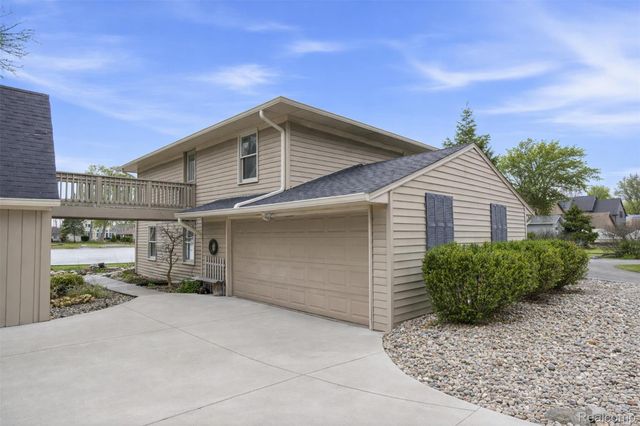 5370 Edgelake Drive, Hamburg Township, MI 48169