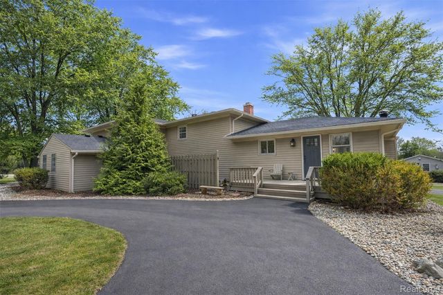 5370 Edgelake Drive, Hamburg Township, MI 48169
