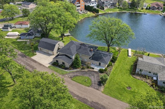 5370 Edgelake Drive, Hamburg Township, MI 48169