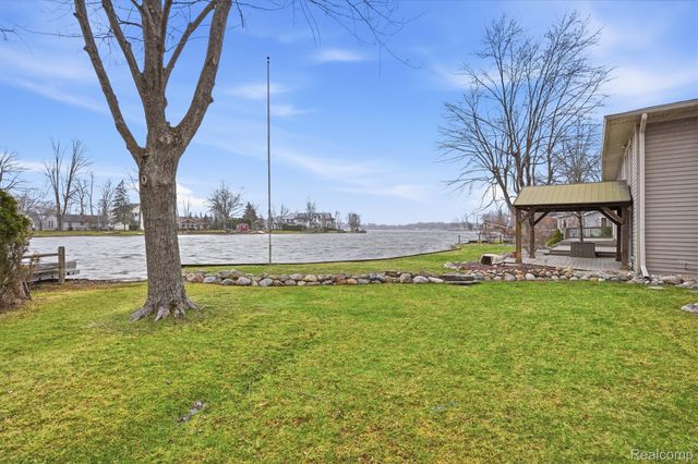 5370 Edgelake Drive, Hamburg Township, MI 48169