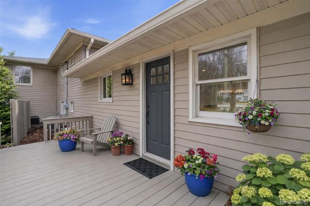 5370 Edgelake Drive, Hamburg Township, MI 48169