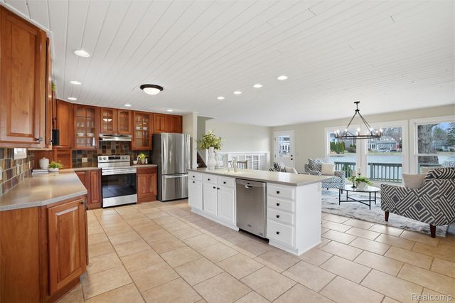 5370 Edgelake Drive, Hamburg Township, MI 48169