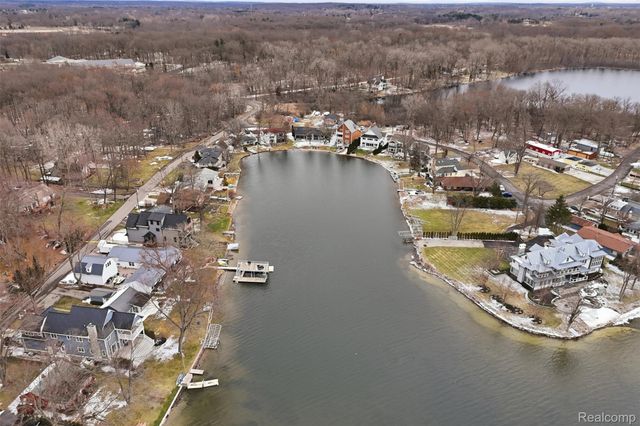5370 Edgelake Drive, Hamburg Township, MI 48169