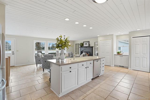 5370 Edgelake Drive, Hamburg Township, MI 48169