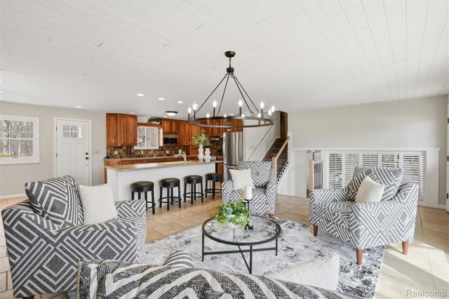 5370 Edgelake Drive, Hamburg Township, MI 48169