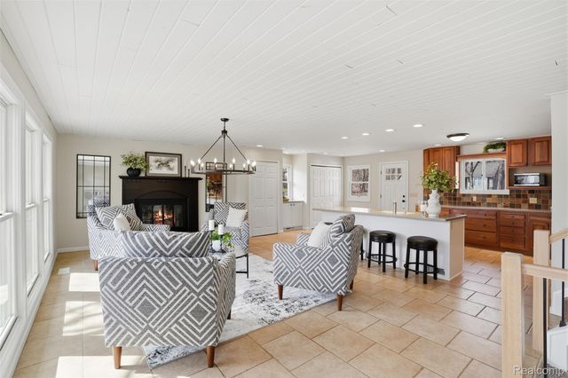 5370 Edgelake Drive, Hamburg Township, MI 48169