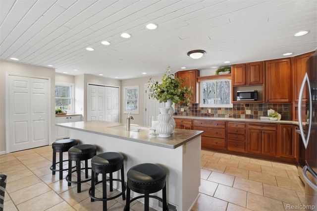 5370 Edgelake Drive, Hamburg Township, MI 48169