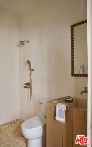 7841 Stewart Avenue, Los Angeles, CA 90045