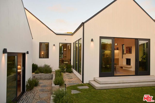 7841 Stewart Avenue, Los Angeles, CA 90045