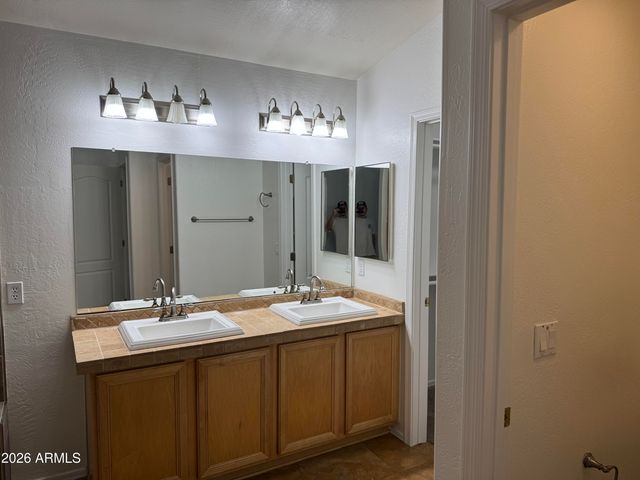 1041 W SARAGOSA Street, Chandler, AZ 85224