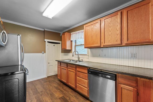 415 E 4th, Newton, KS 67114