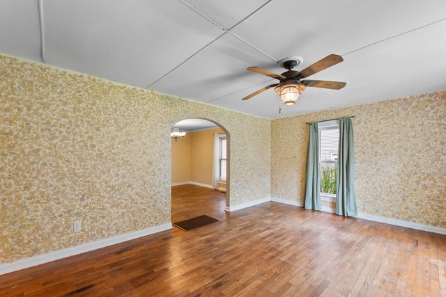 415 E 4th, Newton, KS 67114