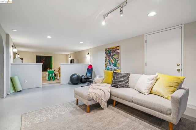 5830 Sutter Ave, Richmond, CA 94804