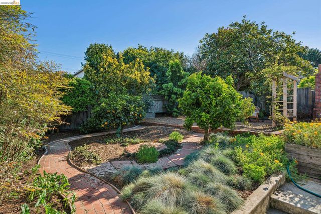 5830 Sutter Ave, Richmond, CA 94804