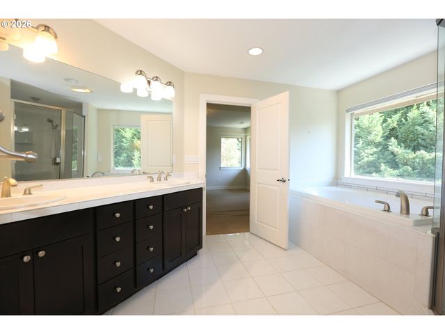 16108 Se GOOSEHOLLOW Dr, Damascus, OR 97089
