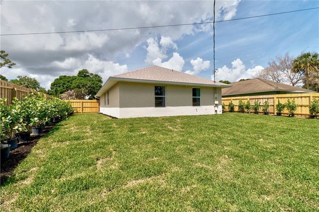 674 30th Avenue SW, Vero Beach, FL 32968