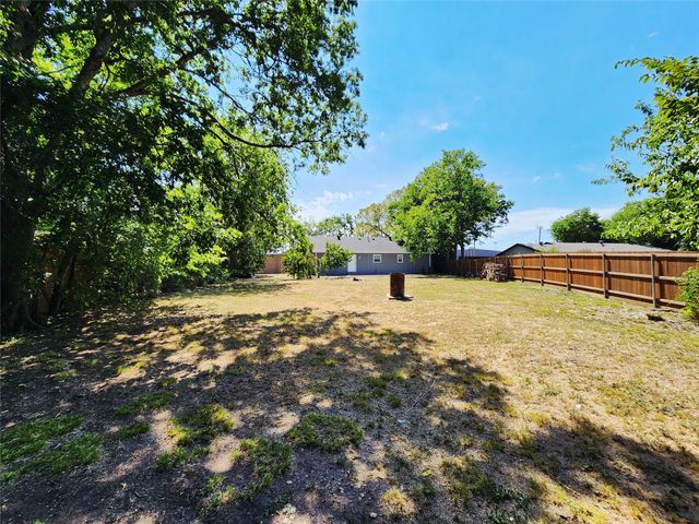808 S Bois D Arc, Forney, TX 75126
