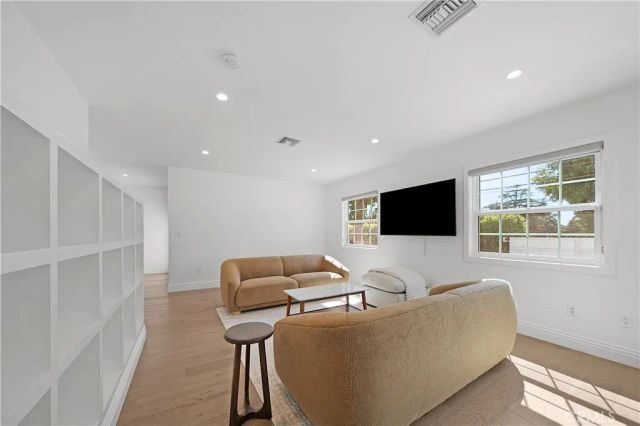 9150 Zelzah Avenue, Northridge, CA 91325