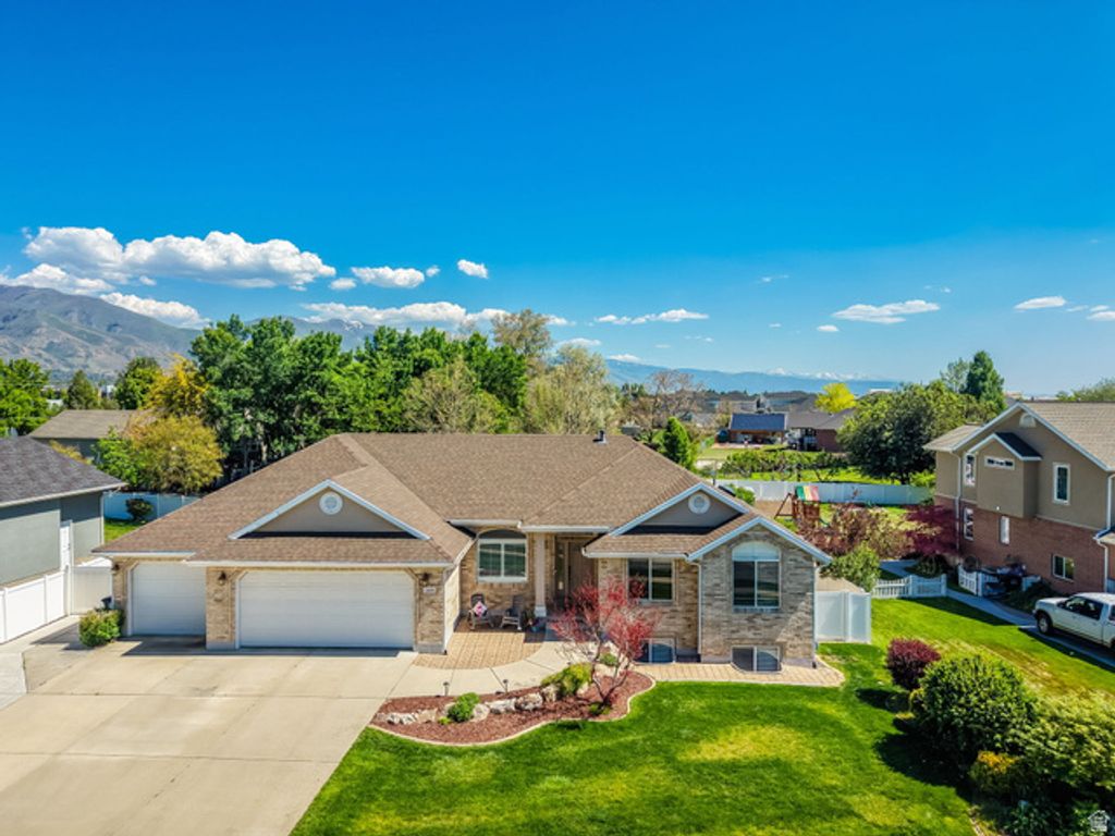 Image 2 of property listing at 1429 FLINT MEADOW DR, Kaysville, UT 84037
