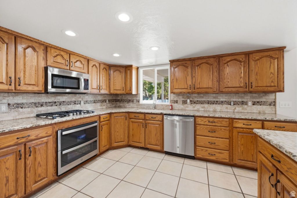 Image 12 of property listing at 1429 FLINT MEADOW DR, Kaysville, UT 84037