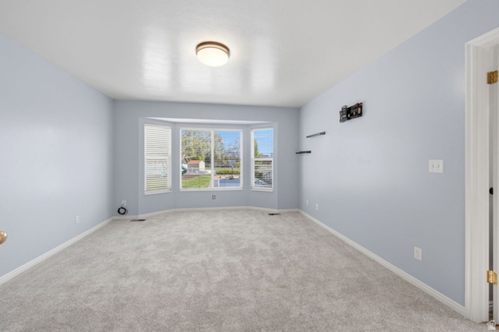 Image 16 of property listing at 1429 FLINT MEADOW DR, Kaysville, UT 84037