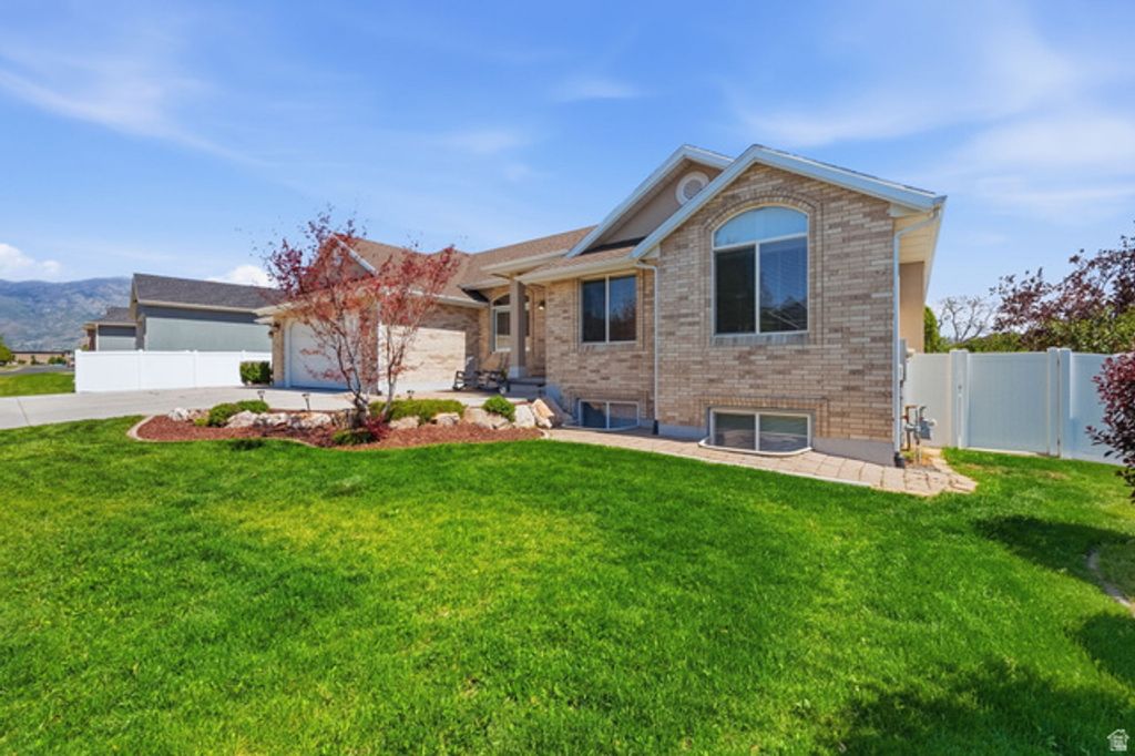 Image 3 of property listing at 1429 FLINT MEADOW DR, Kaysville, UT 84037