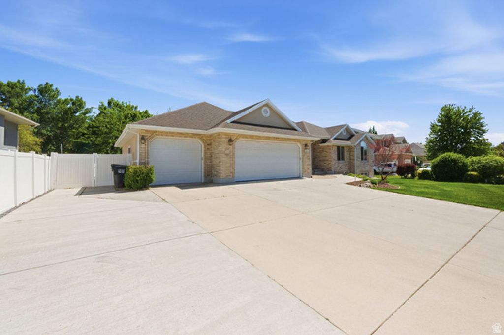 Image 4 of property listing at 1429 FLINT MEADOW DR, Kaysville, UT 84037