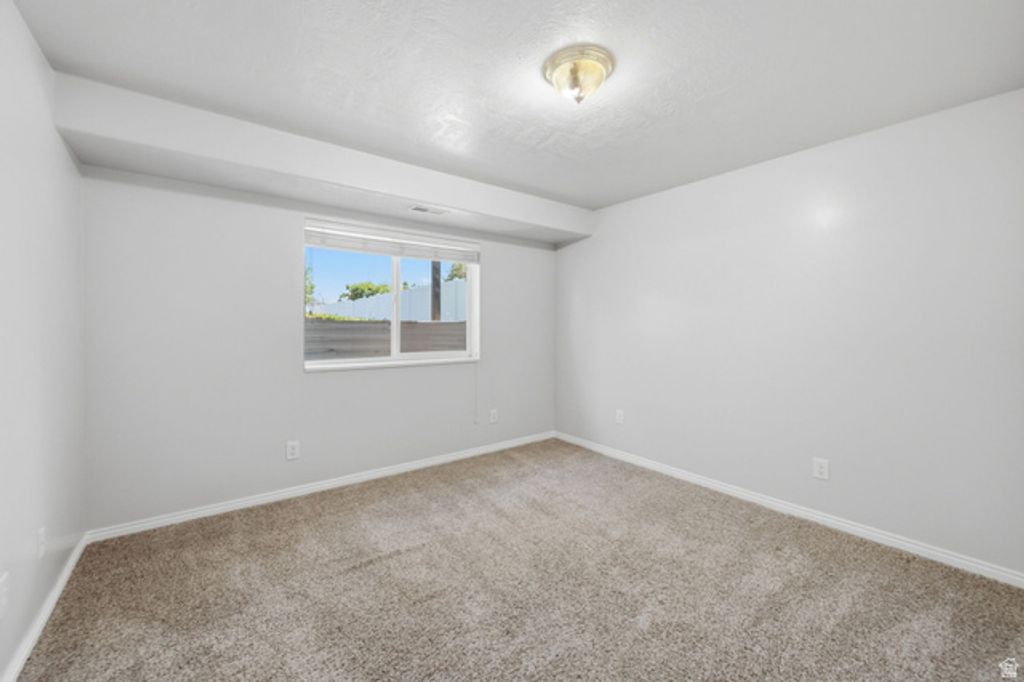Image 32 of property listing at 1429 FLINT MEADOW DR, Kaysville, UT 84037